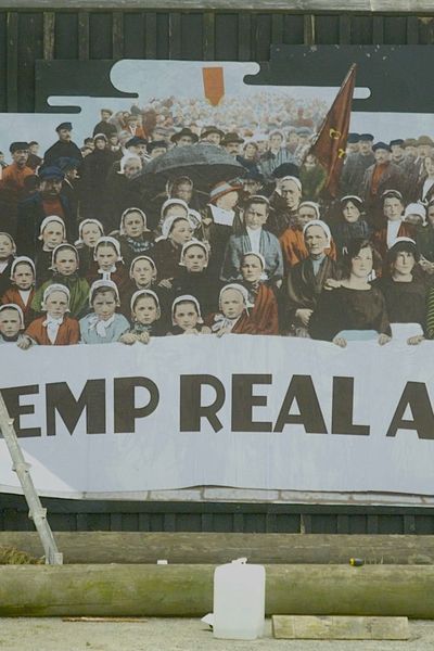 À l'occasion du centenaire des Penn Sardin, des collages en référence aux ouvrières et aux manifestants de 1924 ont été répartis dans toute la ville par l'artiste Marianne Larvol. "Pemp real a vo" , c'est le slogan qui été clamé pour réclamer 5 sous supplémentaire.