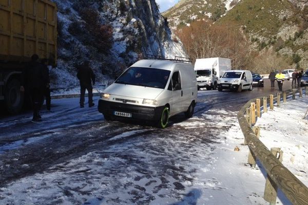 ILLUSTRATION - Circulation difficile au col de Vizzavona, dans la matinée du 7 avril 2015