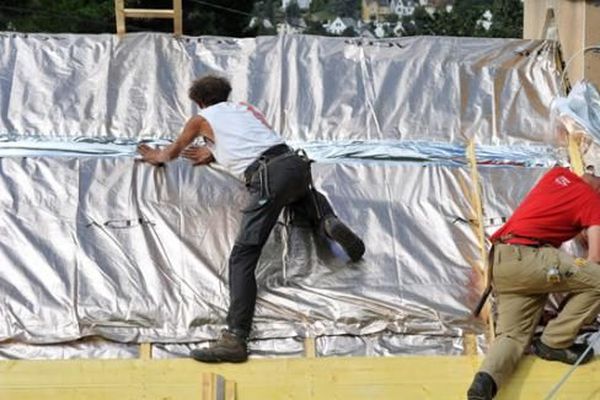 Le travail en équipe, c'est l'un des attraits du métier de couvreur 