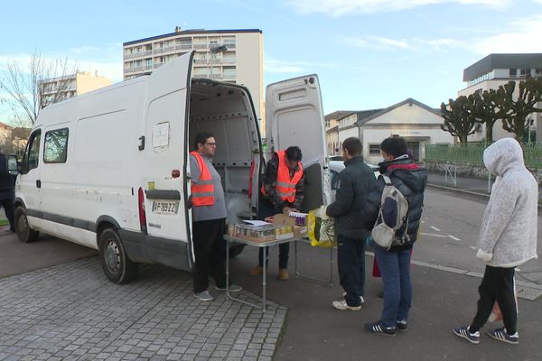 Une maraude de l'association Escales Solidaires dans le centre-ville de Limoges le 25 décembre 2022. Photo d'illustration.