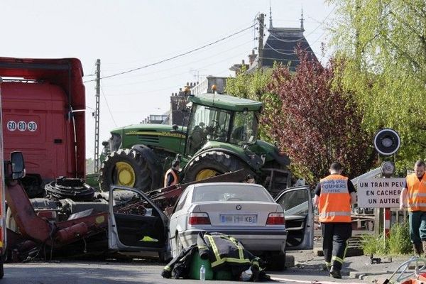 Les gendarmes et les pompiers sur les lieux de l'accident, le 21 avril 2015 à Nangis (Seine-Marne).