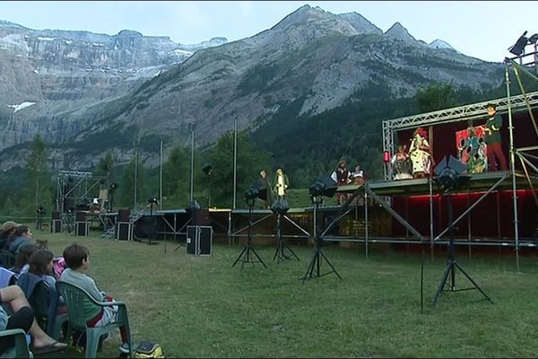 Treize représentation de Don Quichotte sont données dans la prairie de la Courade au pied du cirque