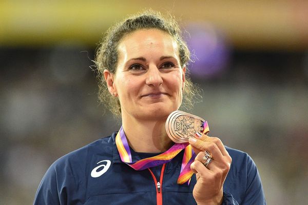 Melina Robert-Michon sur le podium des championnat du monde avec la médaille de bronze