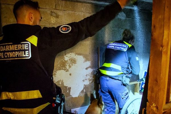 Fouille d'une cave d'immeuble lors de l'opération "Tempête" menée dans le Finistère.