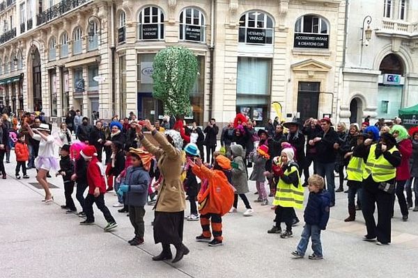 Les parents et les élèves de l'école Tivoli ont choisi un mode d'action original pour alerter sur les conditions de travail des enfants.