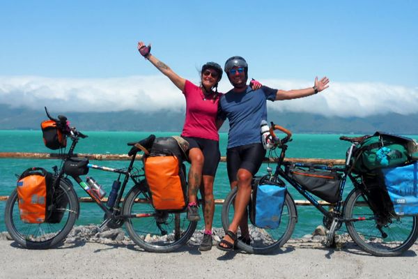 Marie et Max voyagent à vélo, Marie tatoue au gré des kilomètres.