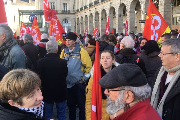 Plus de 300 personnes ont manifesté contre la réforme des retraites ce samedi 4 janvier à Rennes. 