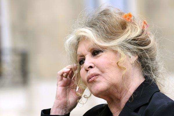 Brigitte Bardot devant l'Elysée en septembre 2007