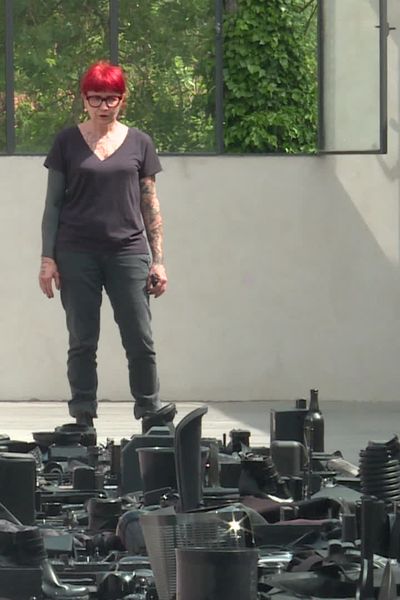 Lydie Jean-Dit-Pannel devant un "chemin" réalisé avec des objets glanés près de chez elle en banlieue parisienne. 

Exposition "A long way"  - Centre d'art contemporain d'Amilly (Loiret) - Jusqu'au 15 septembre 2024