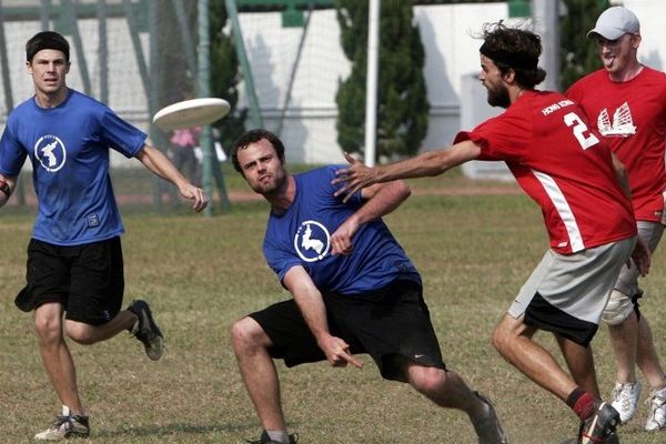 L'Ultimate Frisbee peut se pratiquer sur un terrain, en salle ou sur la plage.