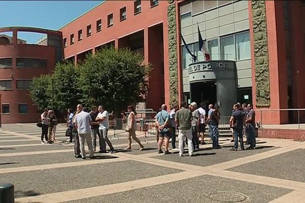 Le rassemblement toulousain de soutien au policier parisien mis en examen a rassemblé une vingtaine de ses collègues