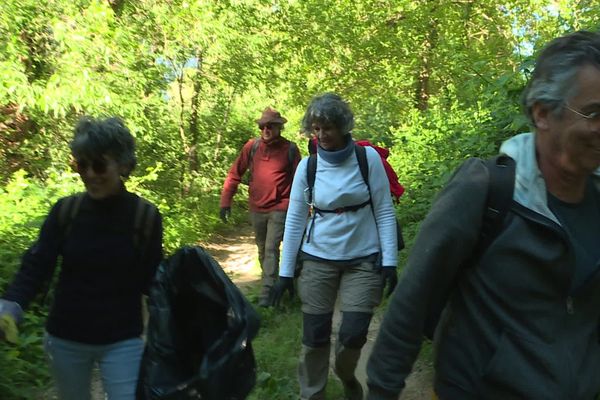 Les habitants bénévoles qui nettoient les berges des gorges de l'Ardèche