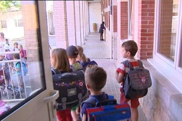 La fin de la classe est maintenant à 16h05. Il demeure 45 minutes d'activités facultatives pour les enfants, pour que les parents les récupèrent à 16h50 (école Montchapet à Dijon)