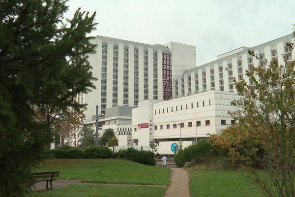 Les services d'urgence du CHU Grenoble Alpes ont fait savoir, jeudi 21 octobre, qu'ils faisaient face à une forte tension, malgré la régression du Covid-19.