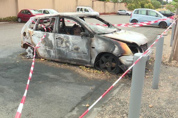 une voiture calcinée à Verdun-sur-Garonne