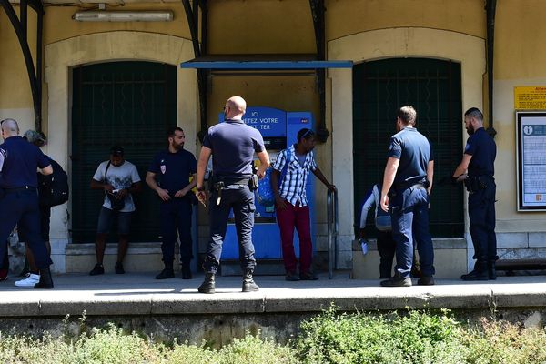 Des CRS contrôlent des migrants à la gare de Menton, le 14 juin 2018