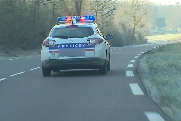 Un véhicule de Police part en intervention