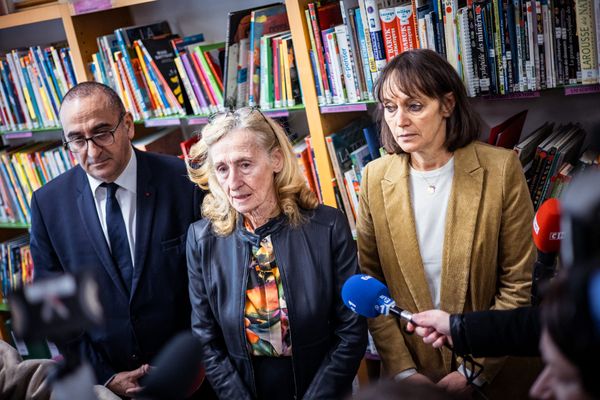 La ministre de l'Éducation nationale s'est rendue au lycée parisien Maurice Ravel, accompagnée du préfet de police, Laurent Nunez.