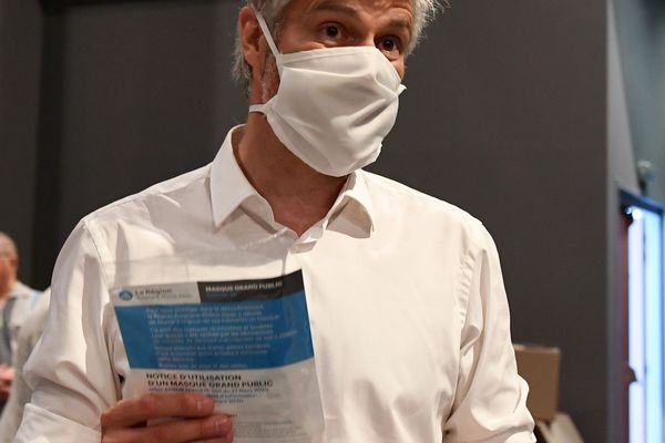 Coronavirus : Distribution de masques par la région Auvergne Rhône Alpes (archives le 10 Mai 2020 - Belley)