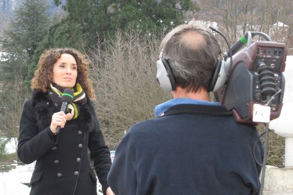 Marie-Sophie Lacarrau pendant l'enregistrement sur la terrasse du Casino de Bagnères de Luchon