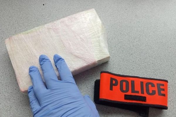 Un sac d'un kilo de cocaïne entamé a été saisi à Avignon, d'une valeur estimée à la revente entre 60 000 et 80 000 euros.