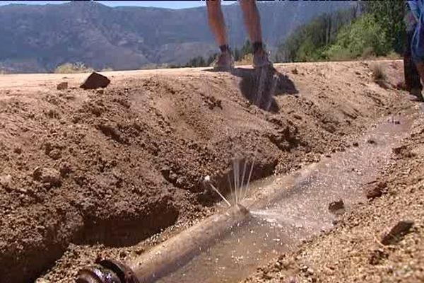 Fuite d'un tuyau de raccordement d'eau à Lozzi, dans le Niolu, le 3 août 2015