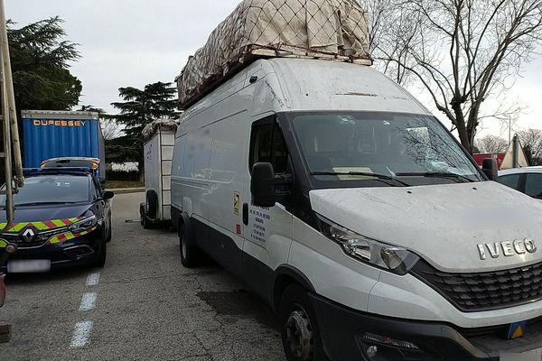 La camionnette en surcharge a été arrêtée sur l'autoroute A9 à hauteur de Nîmes dans le Gard.