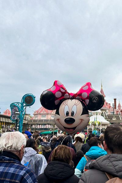 Les visiteurs du parc Disneyland Paris en avril 2024