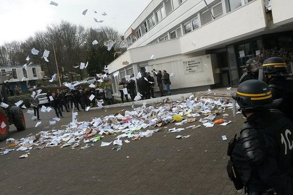 Les agriculteurs ont déversé des déclarations devant la direction départementale des territoires et de la mer