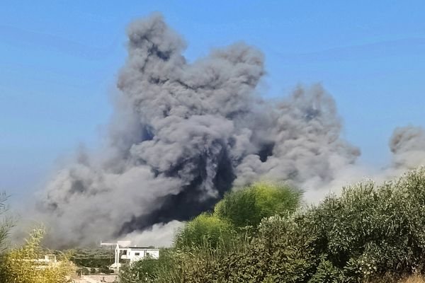 De la fumée s'élève suite à une attaque de l'armée israélienne dans la ville de Siddiqine, au sud du Liban, le 27 septembre 2024.