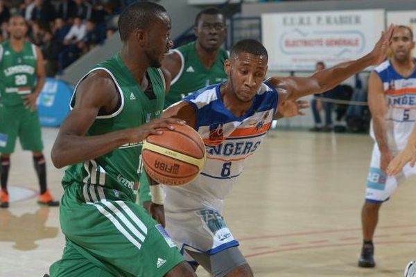 Nobel Boungou Colo ( Limoges Csp, en vert) lors du match Angers-Limoges, 22 octobre 2013