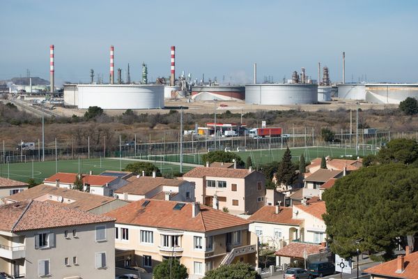 Fos-sur-Mer et ses usines, point de départ de la Marche des Cobayes.