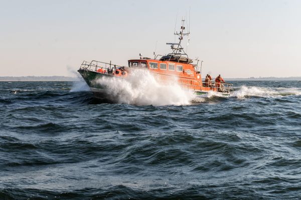 Malgré cette tentative, le Galatée chavire sept minutes plus tard, entraînant les trois hommes à la mer.