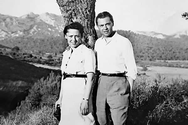 Laure et Jean Moulin au pied des Alpilles.