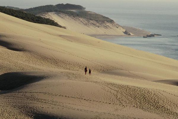 Des touristes marchent sur la dune du Pilat, près d'Arcachon (Gironde)