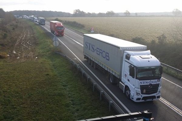 Lundi matin, 40 camions ont roulé au ralenti sur deux parcours : entre Dompierre-sur-Besbre et Toulon-sur-Allier et entre Montmarault et Toulon-sur-Allier. Ils ont perturbé la circulation jusqu'à midi.