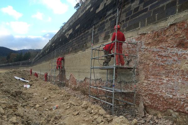 Le mur de la digue est long de 871 mètres, le soubassement habituellement sous l'eau est en train d'être refait