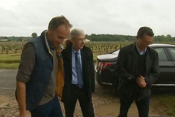 Le préfet (centre) se dit "très impressionné" par l'étendue des dégâts. A gauche, David Arnaud, viticulteur qui a perdu au moins deux tiers de ses vignes. 