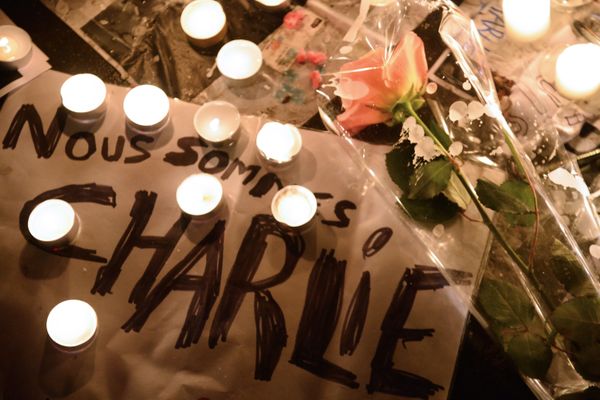 Un hommage place de la République à Paris après la tuerie à Charlie Hebdo, le mercredi 7 janvier.