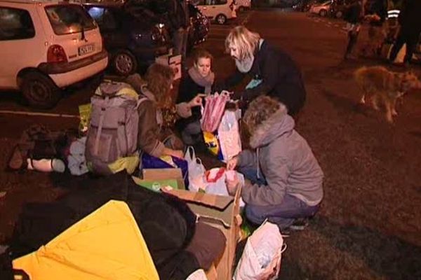 Samedi soir à Clermont-Ferrand, les membres de l'association Sakado ont distribué près de 90 "sakado" à des personnes ans abri.