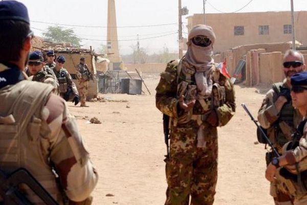 Des soldats français patrouillent à Kidal, dans le nord du Mali, dans le cadre de l'opération Barkhane, le 25 octobre 2016. 