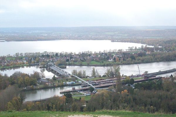 Dans l'Eure, le ciel restera gris ce dimanche au-dessus du barrage et des écluses de Poses, sur la Seine.