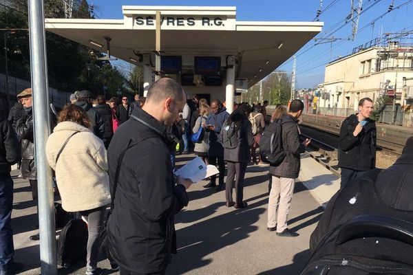 Des voyageurs attendent leur train en gare de Sèvres Rive-Gauche.