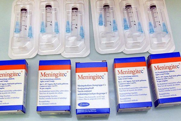 une série de vaccin Meningitec et des seringues sont disposées sur une table, le 16 janvier 2002 à Clermont-Ferrand. (Photo d'illustration) 