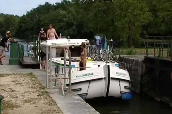 Le passage des écluses est consommateur d'eau, les restrictions recommandent aux bateaux de se regrouper