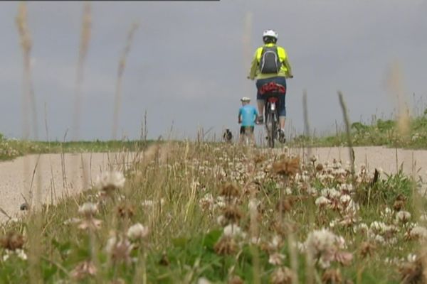 Que ce soit en vélo classique ou électrique, les chemins sont accessibles à toutes les générations.