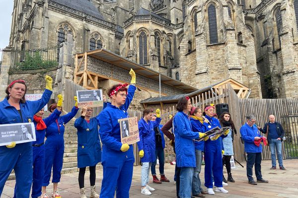 Plus de 100 personnes se sont rassemblées au centre ville du Mans.