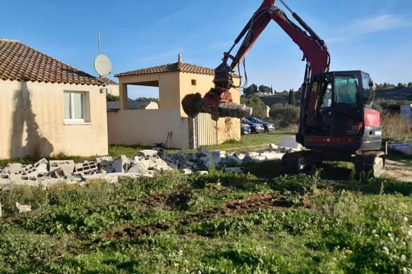 L'abri de stockage a été détruit sur décision du Préfet de l'Hérault.