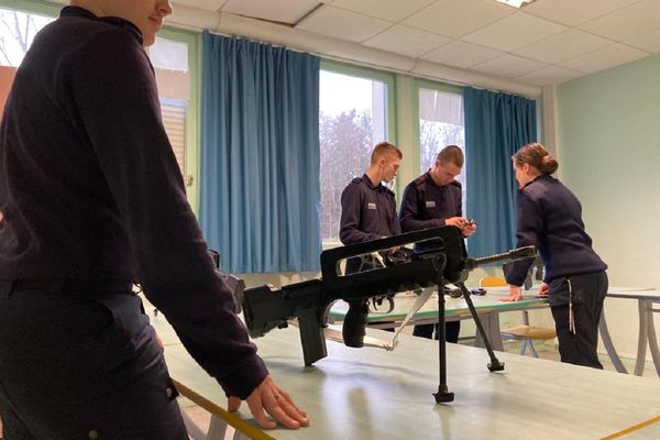 Des jeunes volontaires se forment aux métiers de la Marine à Montluçon (Allier).