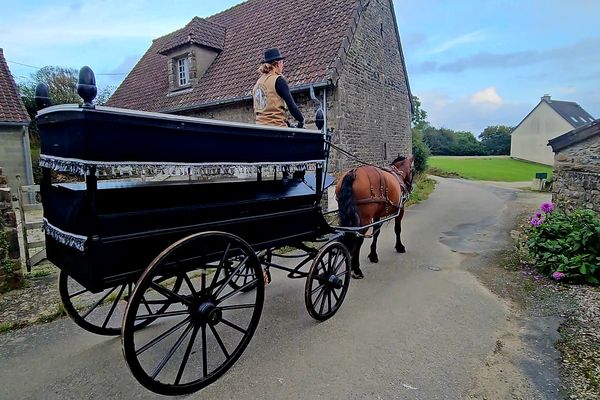 Un corbillard tracté par un cheval dans le Cotentin. Marie Travert entend relancer cette tradition en la proposant aux amoureux des chevaux